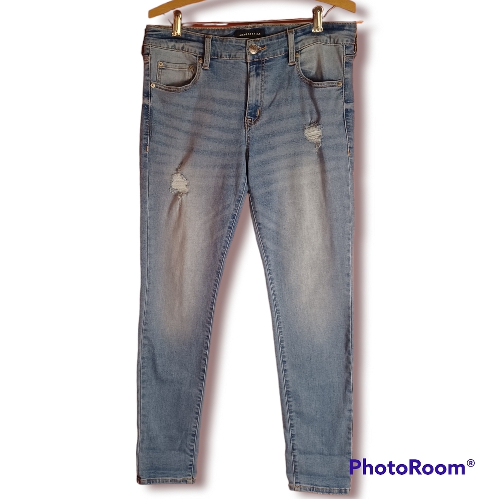 Aeropostale Light Wash Low-Rise Jeggings